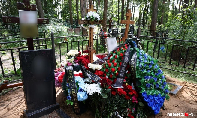 Похоронили мальчика вместе с родственниками на семейном участке | Источник: Татьяна Спиридонова / MSK1.RU
