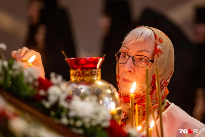 В храме зажглись сотни свечей  | Источник: Кирилл Поверинов / 76.RU