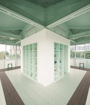 Тюремную вышку в Китае превратили в круглосуточный книжный