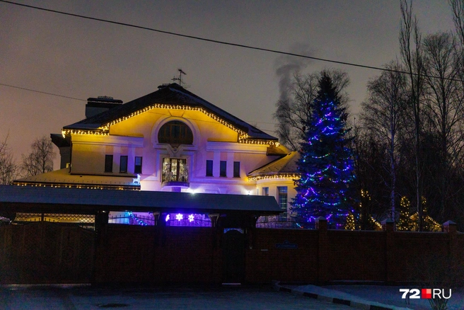 Жители особняка постарались на славу — нарядили весь дом и огромную елку на участке | Источник: Ирина Шарова / 72.RU