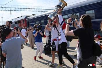 Александра Радулова с кубком снимали со всех сторон | Источник: Александр Куренной / 76.RU