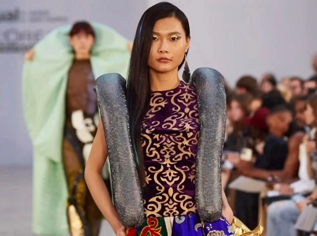 Қазақ қызы Альбина Жақан өзінің шығарылым топтамасын Лондонда көрсетті