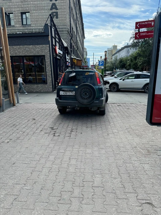 Этот автомобиль припарковал на тротуаре в центре Новосибирска | Источник: читатель НГС