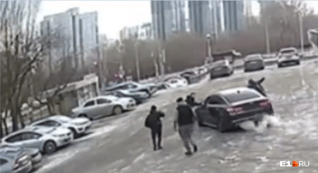 Кадры, на которых друзья убитого мужчины ловят подозреваемых  | Источник: Е1.RU 