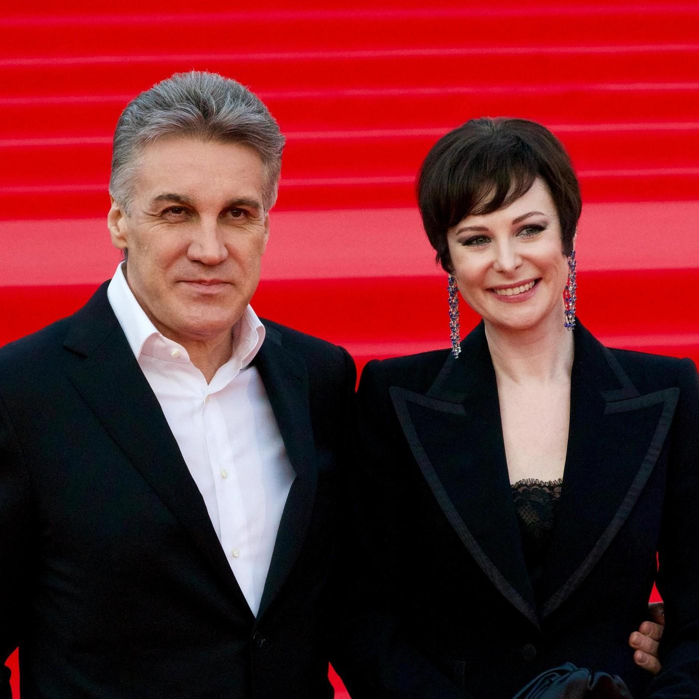 Легла на гроб всем телом: разбитая горем Ольга Погодина в последний раз прислонилась к мужу Алексею Пиманову