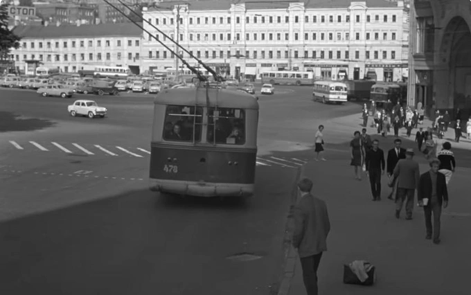 Кадр из фильма и вид на Славянскую площадь со стороны Варварки | Источник: Киноконцерн «Мосфильм» / YouTube