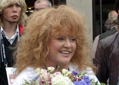 Алла Пугачева обедает на Кипре в компании Олега Тинькова* — фото