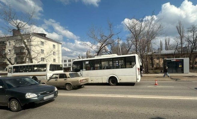 Автобусы столкнулись прямо на остановке | Источник: МВД России по Воронежской области / T.me