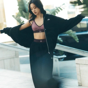 Джису из BLACKPINK — муза Alo Yoga