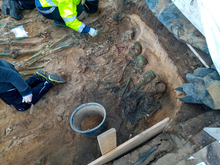 Позеленевшие скелеты жертв чумы обнаружены в Германии. Многие похоронены сидя