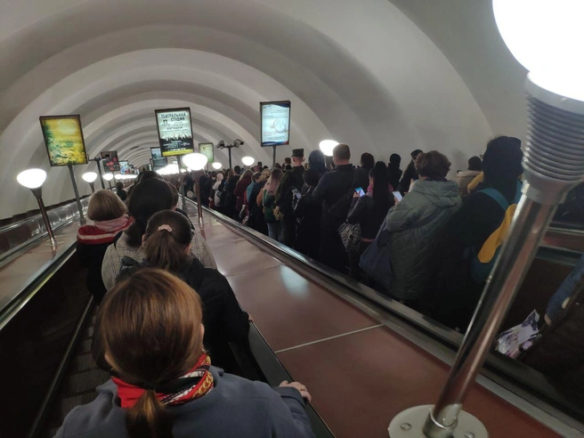 В метро «Улица Дыбенко» под поезд попала девушка | Источник: Артём Кузьмин/«Фонтанка.ру»