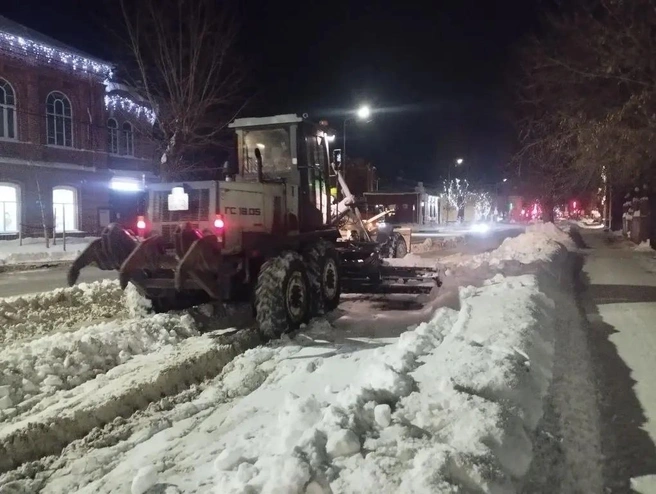 Уборка снега идет днем и ночью | Источник: пресс-служба администрации города Кургана