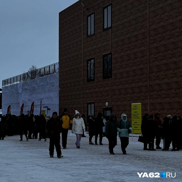 Люди шли бесконечным потоком к трибунам | Источник: Виктория Улитова / YA62.RU