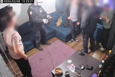 Петербургский полицейский отвлекся на VR при задержании