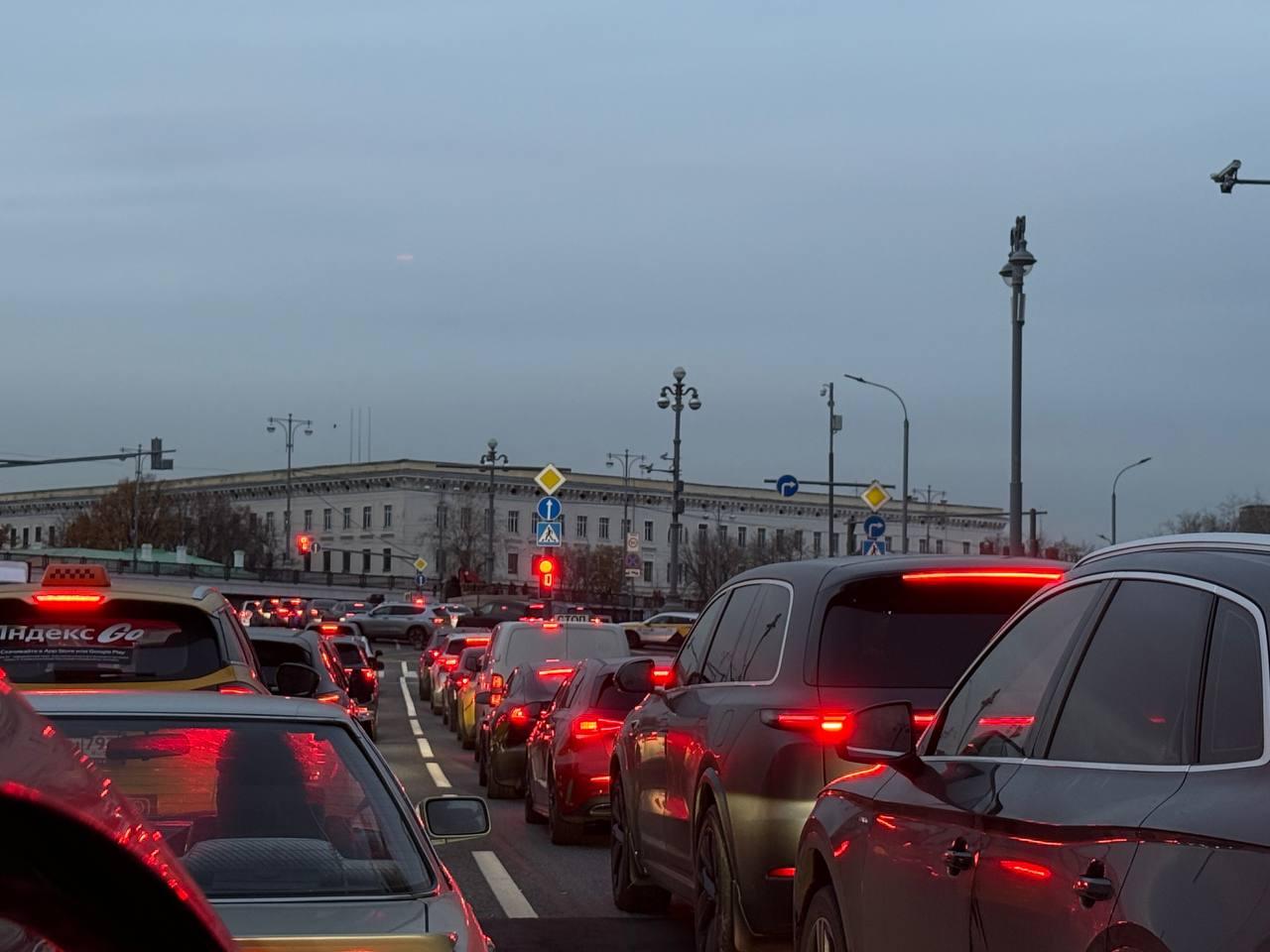 «Уже 40 минут стоим». Транспортный коллапс в центре Москвы — где сейчас не проехать
