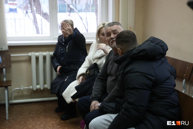 Родственники обвиняемой не были настроены на общение с журналистами | Источник: Владислав Лоншаков / E1.RU