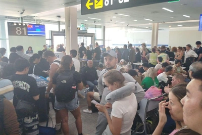 Пассажиры рейса Пхукет-Иркутск почти сутки ждут вылета, спали на полу