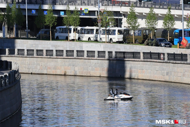 За безопасностью следили даже с воды | Источник: Артем Устюжанин / MSK1.RU