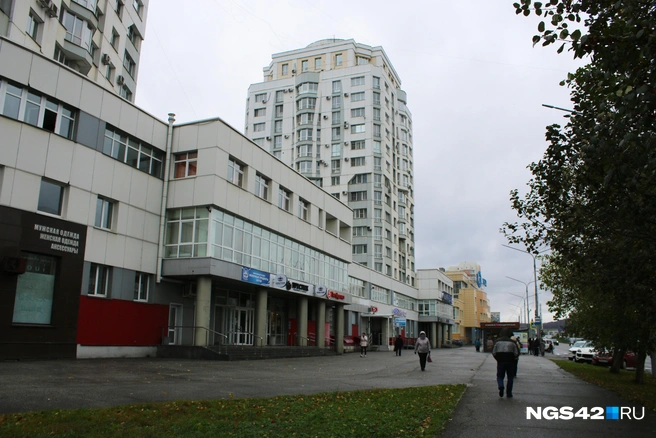 На нижних этажах комплекса открыто несколько десятков организаций | Источник: Игорь Епифанцев / NGS42.RU
