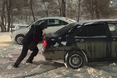 Snowstorm traps Rostov: Passengers push buses in traffic chaos