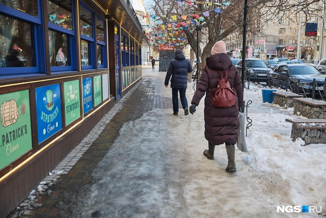 Возможно, Новосибирску подошел бы казанский опыт: там, по словам наших читателей, контейнеры с песком просто выставляют на улицу, чтобы каждый страдающий пешеход спасал себя сам | Источник: Александр Ощепков / NGS.ru