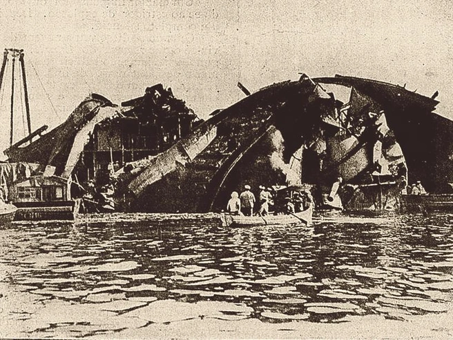 Французский эскадренный броненосец «Либерте» взорвался 25 сентября 1911 года на рейде в Тулоне, повредив два других боевых корабля и потопив семь шлюпок. Погибло 210 человек, 184 получили ранения. Причиной взрыва было самовозгорание некачественного пороха Вьеля, произведённого на государственном заводе в Севране. Более надёжный порох Нобеля был отвергнут из соображений секретности ещё в 1888 году | Источник: Wikimedia Commons