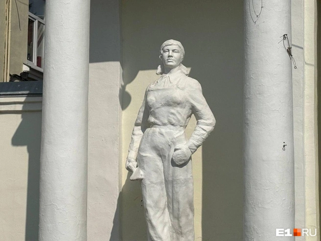 Входная группа завода украшена скульптурами в стиле соцреализма, это — штукатурщица | Источник: Дарья Саморукова / E1.RU