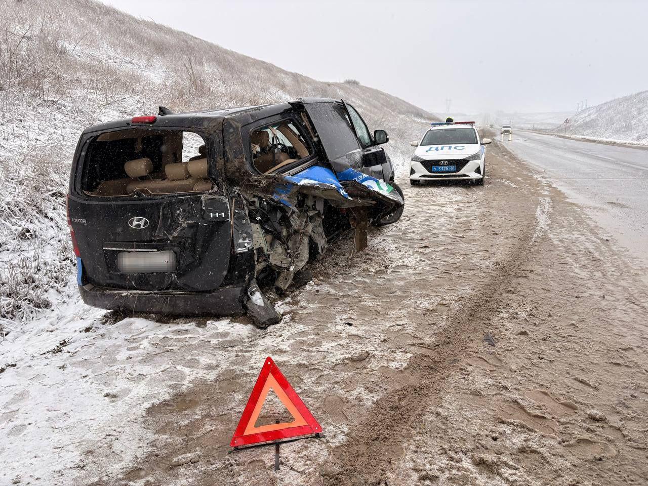 Пятеро детей и водитель минивэна попали в больницу после серьезного ДТП в Минераловодском округе Ставрополья