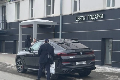 Водителя BMW с номерами 777 оштрафовали за парковку на тротуаре