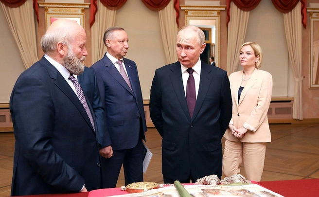 Владимир Путин осмотрел экспозицию Мемориального музея-лицея А.С. Пушкина. С директором Всероссийского музея А.С.Пушкина Сергеем Некрасовым, губернатором Санкт-Петербурга Александром Бегловым и министром культуры Ольгой Любимовой | Источник: фотобанк Фонда «Росконгресс»