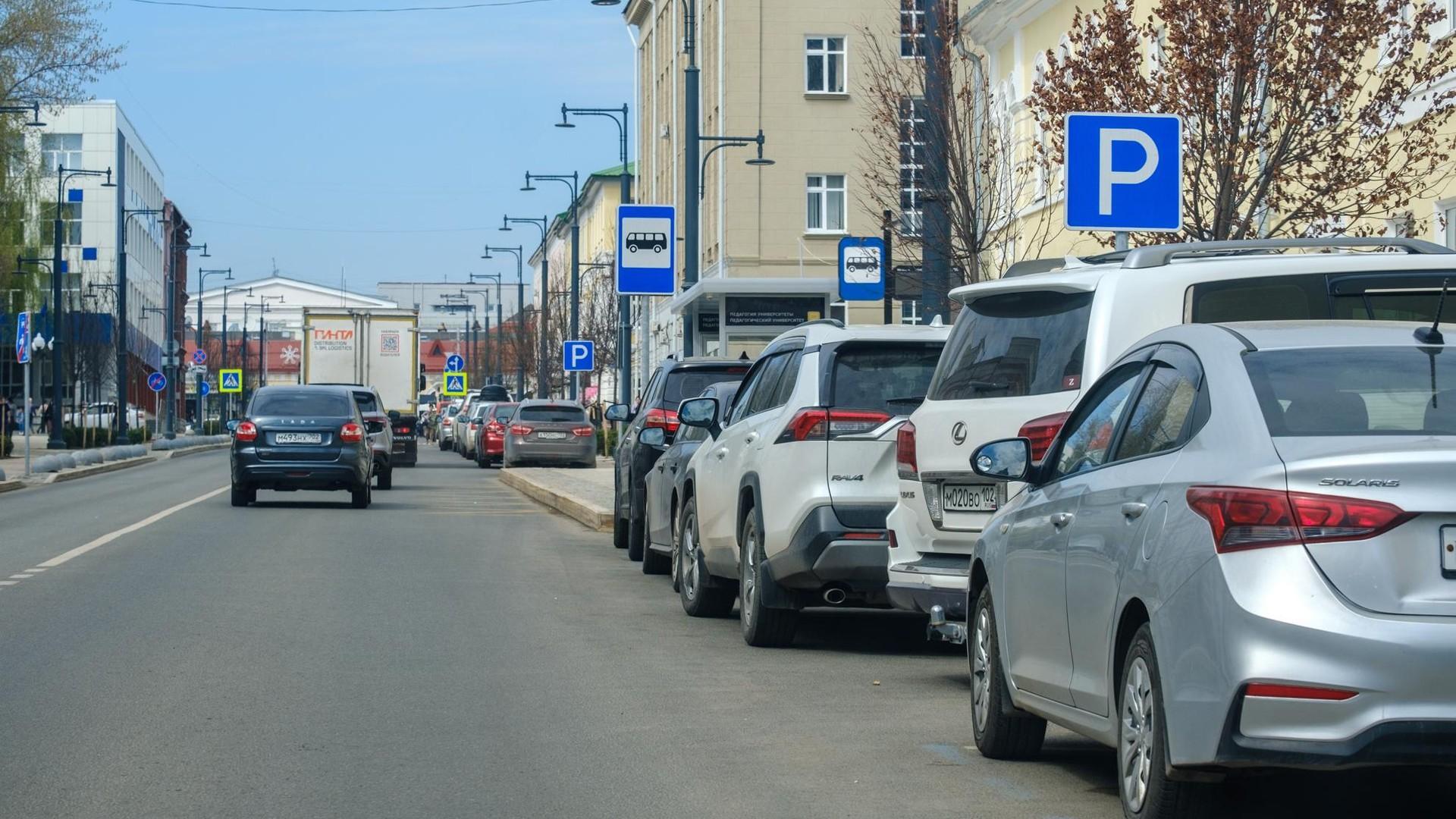 «Как стоял, так и буду стоять»: водители Уфы ответили пешеходу, который за платные парковки