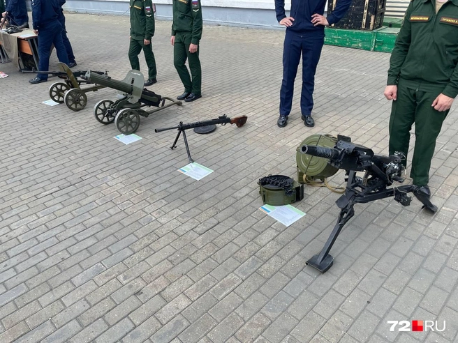 Рядом с военной техникой НАТО поставили образцы отечественных пулеметов | Источник: Радик Енчу / 72.RU