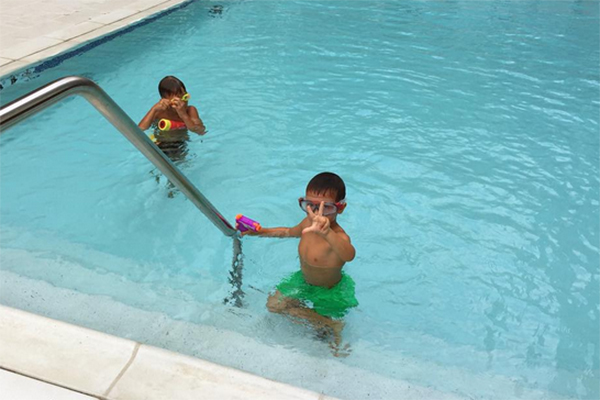 По утрам Богдан купается в бассейне во дворе дома