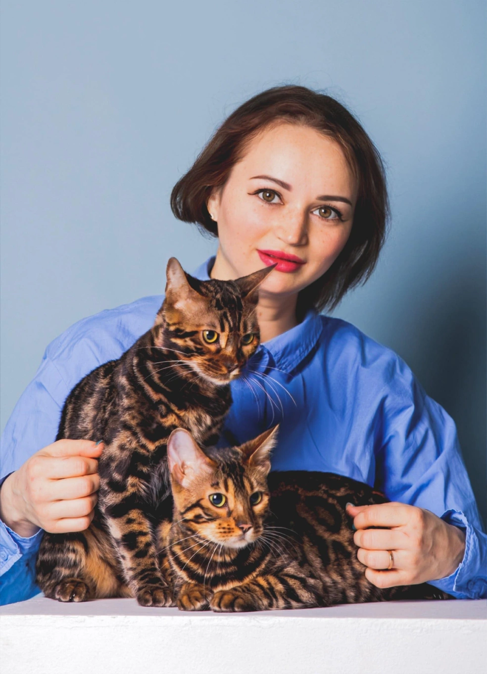 Ирина со своими питомцами — бенгальскими кошками | Источник: Ирина Милохина / Vk.com