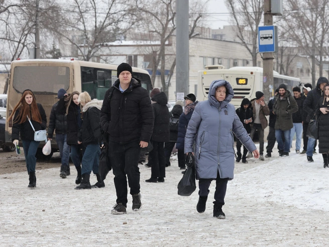 Автобусные остановки переполнены людьми. | Источник: Алексей Волхонский / V1.RU
