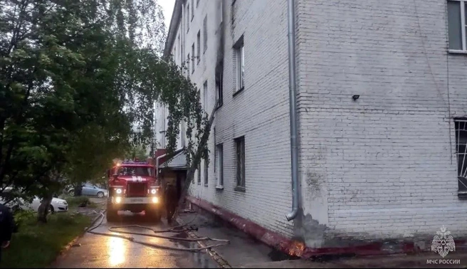 Пожар случился в четырехэтажном доме по улице Глушкова | Источник: МЧС Алтайского края