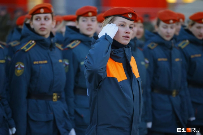 В праздничном параде участвуют как юноши, так и девушки | Источник: Владислав Лоншаков / E1.RU