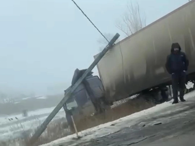 На видеозаписях видны фуры, оказавшиеся в кювете и попавшие в столкновения. | Источник: читатели V1.RU