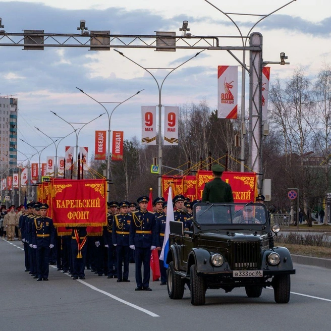 В параде участвовало много военных | Источник: Типичный краб Нижневартовск / T.me