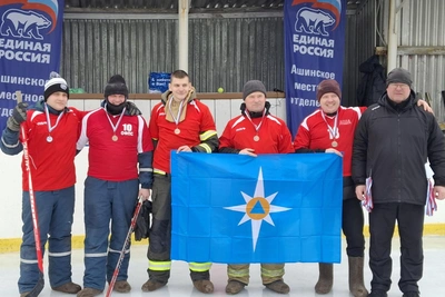 Огнеборцы — призеры соревнований по хоккею на валенках