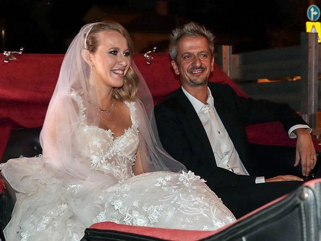 Свадьба Собчак и Богомолова стала одним из самых громких медийных событий 2019 года — пара приехала в ЗАГС на катафалке с надписью «Пока смерть не разлучит нас» | Источник: Вячеслав Прокофьев / ТАСС
