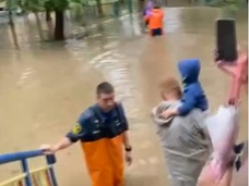 Прохожего занесло течением под машину, малышей эвакуируют из детсадов: Владивосток затопило