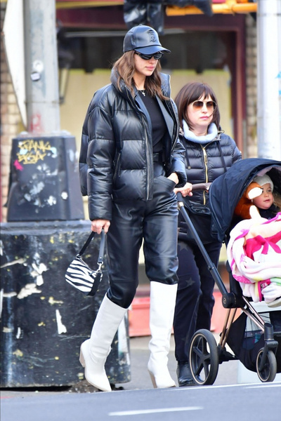 Ирина Шейк разбавила черный кожаный наряд белоснежными казаками на прогулке со своей дочкой и мамой
