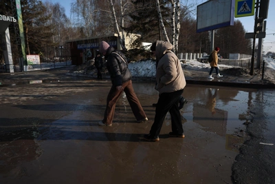 Омск тонет в лужах после схода снега