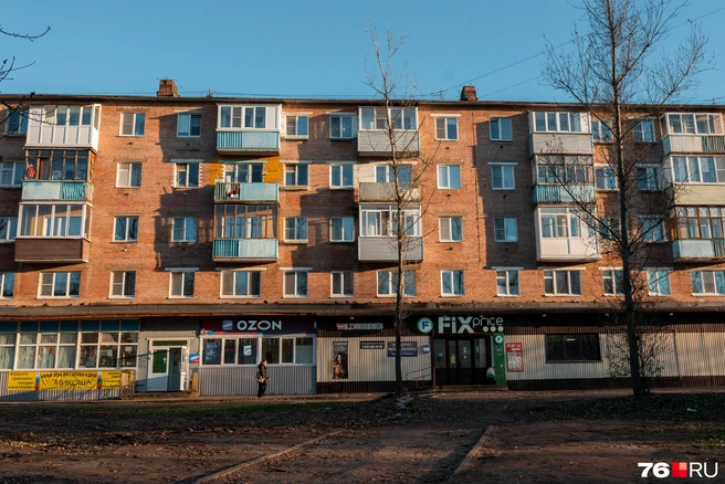 Магазины и пункты выдачи заказов на первом этаже пятиэтажного дома | Источник: Александр Куренной / 76.RU