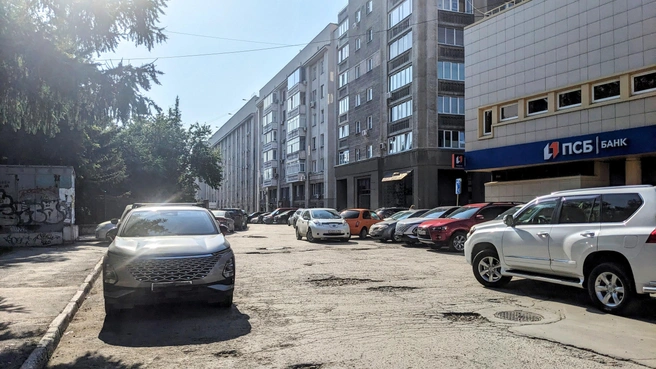 С другой стороны перекрытого участка паркуются сотрудники банка и, вероятно, жители примыкающего к мэрии дома | Источник: Лиза Пичугина / NGS.RU