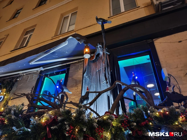 Над входом стоит мрачная фигура | Источник: Серафима Путиева / MSK1.RU