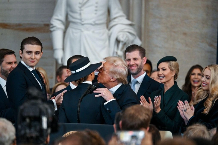 Мать и мачеха: драматичная Мелания Трамп в черно-белой шляпке на инаугурации президента США