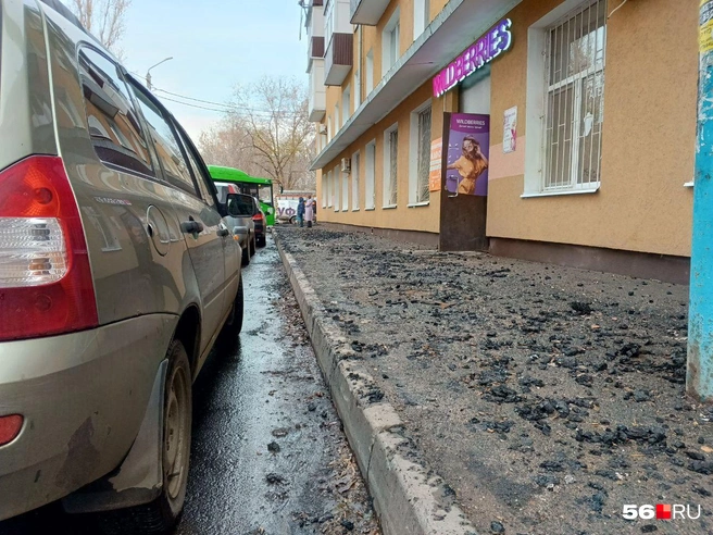 В доме есть два пункта выдачи, салон красоты и продуктовый магазин. Все это, естественно, закрыто | Источник: Владислав Митрошин / 56.RU