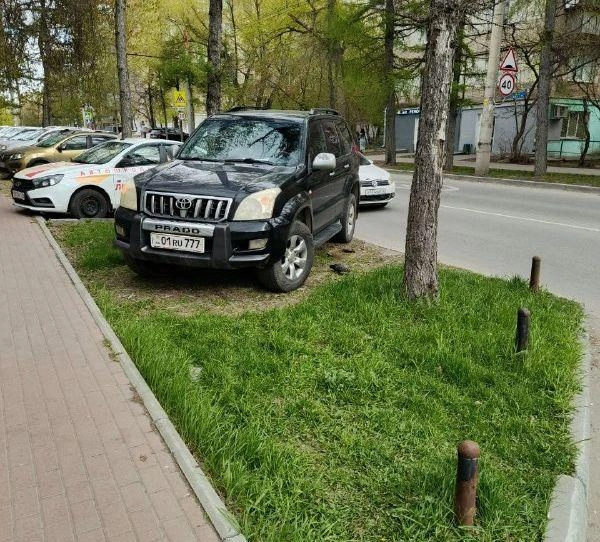 Куда же нам без «Крузаков» с заметными (путь и транзитными) номерами | Источник: читатель 74.RU